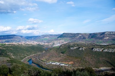 Millau, vue depuis le viaduc_5543505353_l.jpg